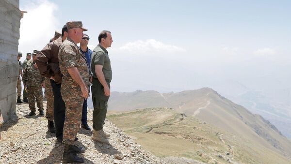 Министр обороны Армении Давид Тоноян на юго-восточной границе республики (21 июля 2018). Армения - Sputnik Армения