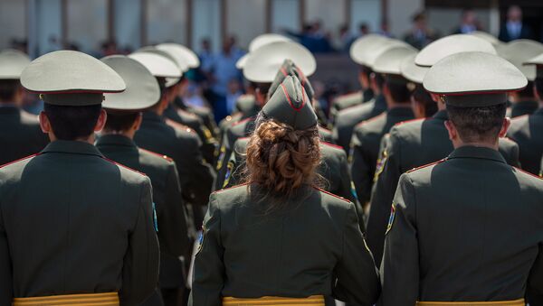 Церемония выдачи дипломов выпустникам военных вузов (25 июля 2018). Еревaн - Sputnik Армения