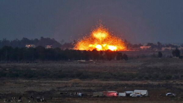 Взрыв на аннексированных Израилем Голанских высотах, вызванный бомбардировкой с воздуха через границу в Сирии во время воздушных ударов в поддержку сирийского правительственного наступления (24 июля 2018). Провинции Дараа - Sputnik Армения