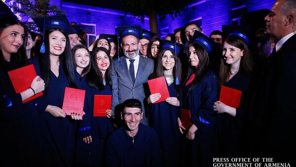 Премьер-министр Армении Никол Пашинян посетил торжественную церемонию дачи клятвы Гипократа выпускниками ЕрМУ (25 июля 2018). Еревaн - Sputnik Արմենիա