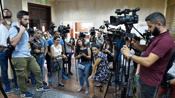 Журналисты ожидают второго президента Армении Роберта Кочаряна в здании специальной следственной службы Армении (26 июля 2018). Еревaн - Sputnik Армения