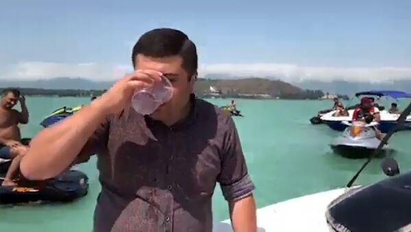 Директор национального парка Севан выпил воду из озера - Sputnik Արմենիա