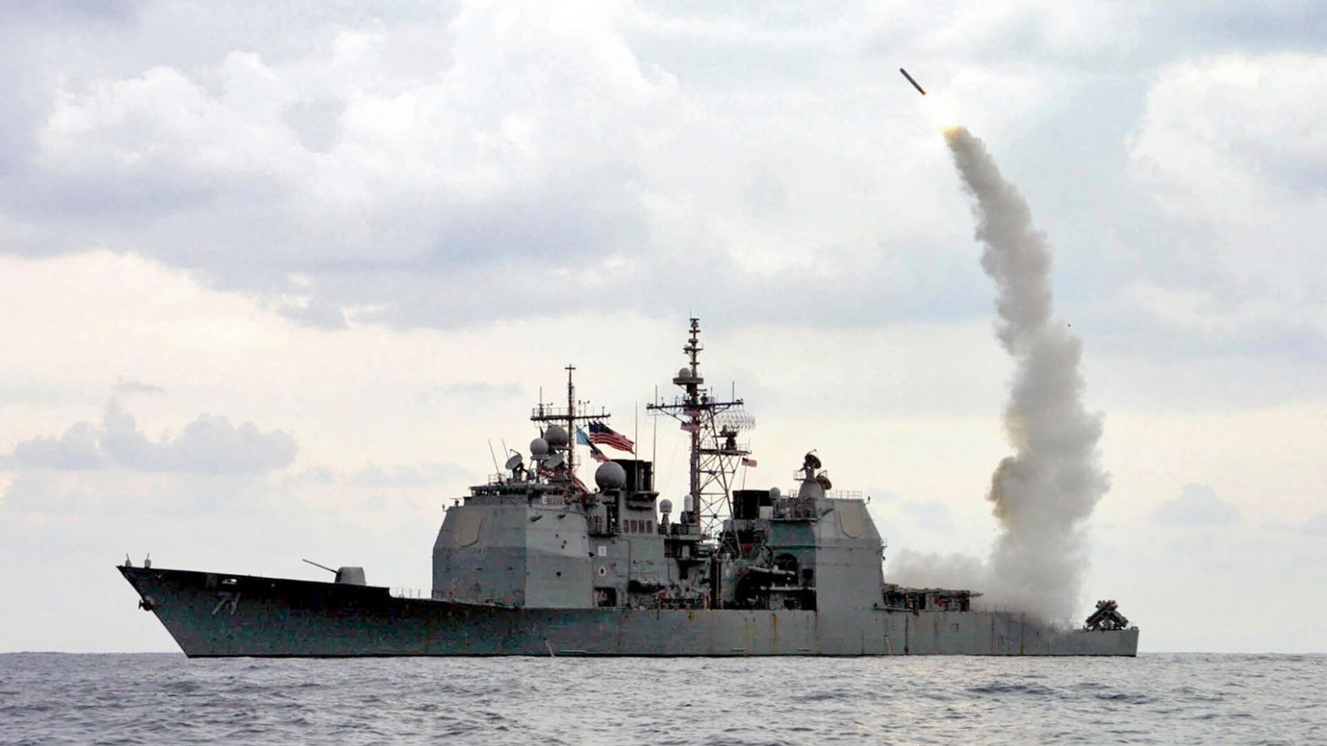 Запуск ракеты Томагавк с крейсера управляемых ракет USS Cape St.George (23 марта 2003). Средиземное море - Sputnik Армения, 1920, 04.08.2022