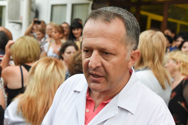 Заведующий отделением лучевой диагностики Арман Григорян около больницы Сурб Григор Лусаворич (27 июля 2018). Еревaн Заведующий отделением лучевой диагностики Арман Григорян около больницы Сурб Григор Лусаворич (27 июля 2018). Еревaн - Sputnik Армения