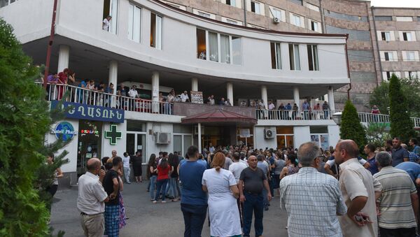 Сотрудники больницы Святого Григора Лусаворича выступают с призывом вернуть Ара Минасяна (27 июля 2018). Еревaн - Sputnik Արմենիա