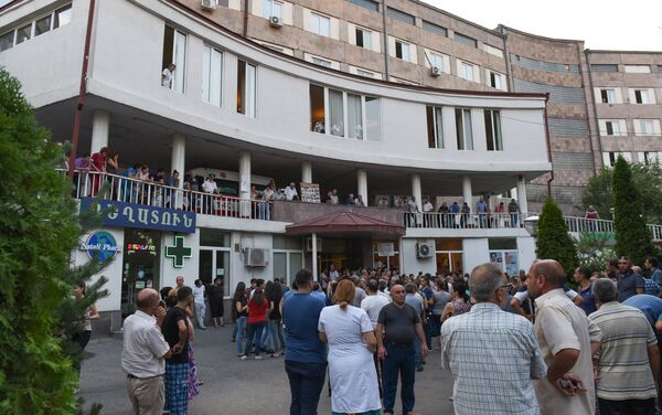 Сотрудники больницы Святого Григора Лусаворича выступают с призывом вернуть Ара Минасяна (27 июля 2018). Еревaн Сотрудники больницы Святого Григора Лусаворича выступают с призывом вернуть Ара Минасяна (27 июля 2018). Еревaн - Sputnik Армения