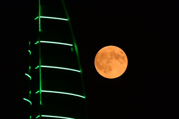 Луна во время затмения на фоне здания высотного комплекса Грозный сити в Грозном - Sputnik Армения