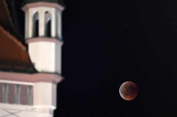 Кровавая луна во время полного лунного затмения рядом со старой ратушей в Мюнхене, Германия - Sputnik Армения