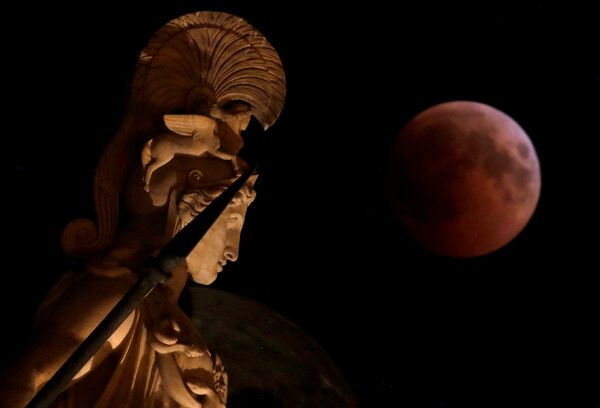 Луна во время затмения за статуей древней богини Афины в Афинах, Греция - Sputnik Армения