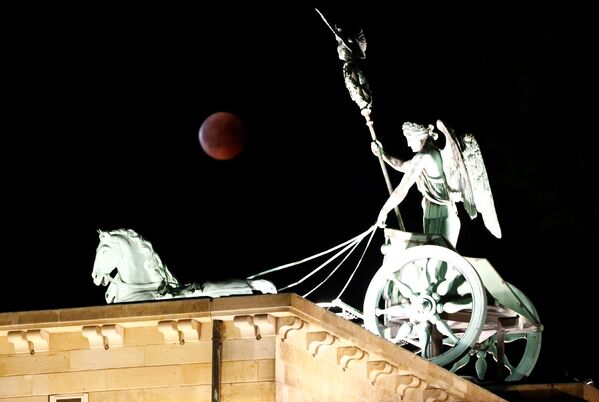 Луна во время затмения рядом с Квадригой на Бранденбургских воротах в Берлине, Германия - Sputnik Армения