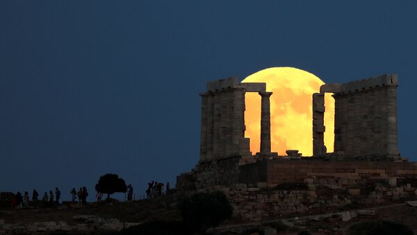 Люди наблюдают за восходом полной луны за храмом Посейдона перед лунным затмением на мысе Сунион, недалеко от Афин, Греция - Sputnik Армения