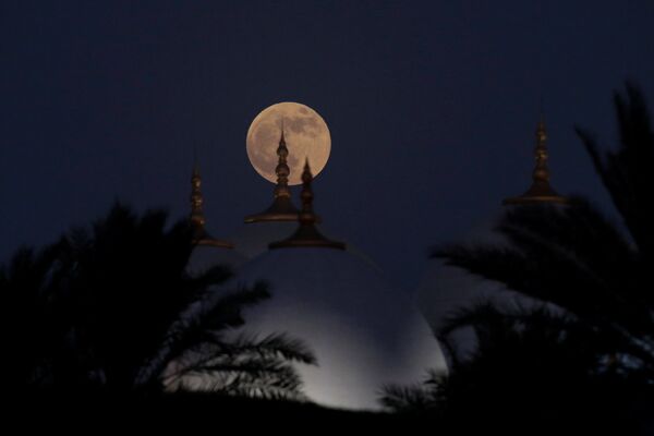 Вид луны во время затмения позади мечети Шейха Зайда в Абу-Даби, Объединенные Арабские Эмираты - Sputnik Армения