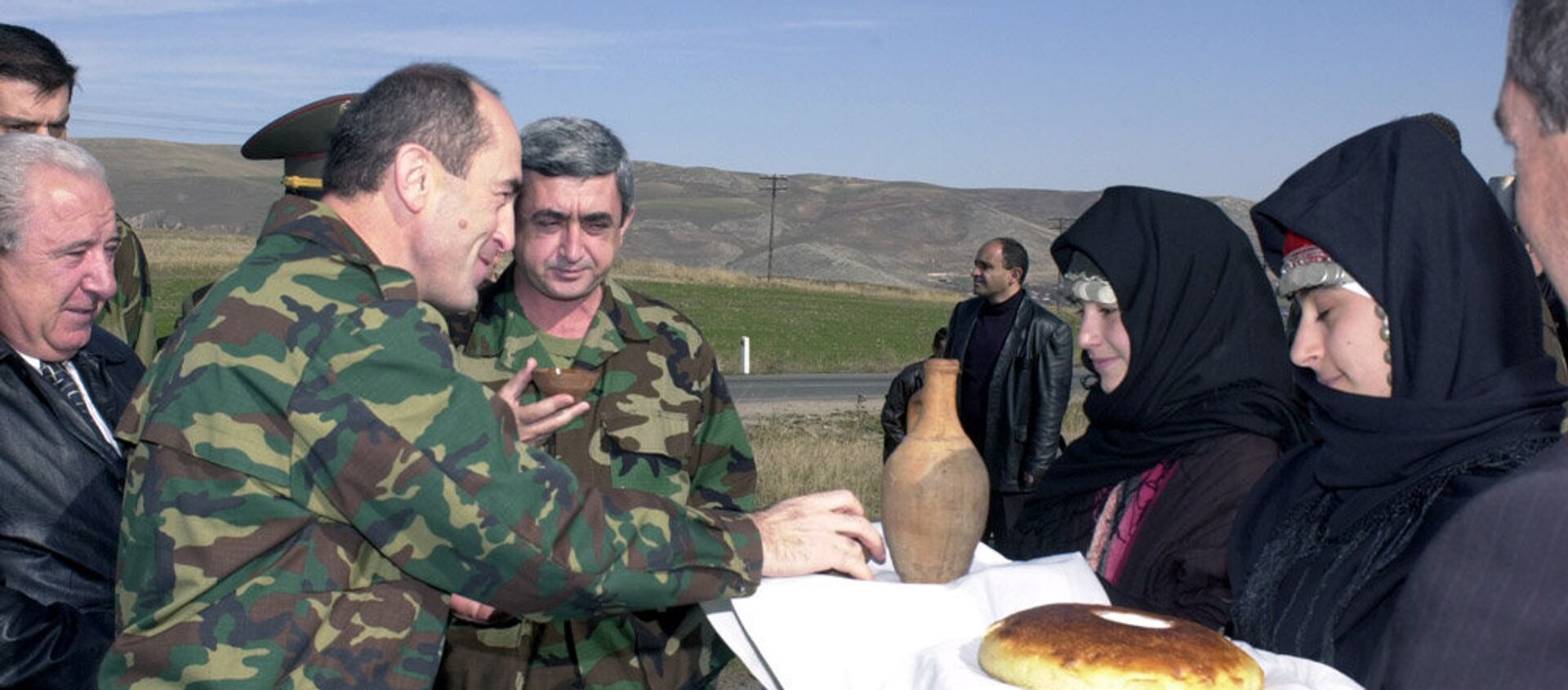 Рабочий визит второго президента Армении Роберта Кочаряна в Карабах (2002 год) - Sputnik Армения, 1920, 05.05.2021