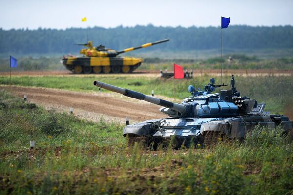 Танки команды армии Армении (на первом плане) и Вьетнама в индивидуальной гонке международных соревнований Танковый биатлон-2018 на подмосковном полигоне Алабино. Танки команды армии Армении (на первом плане) и Вьетнама в индивидуальной гонке международных соревнований Танковый биатлон-2018 на подмосковном полигоне Алабино. - Sputnik Արմենիա