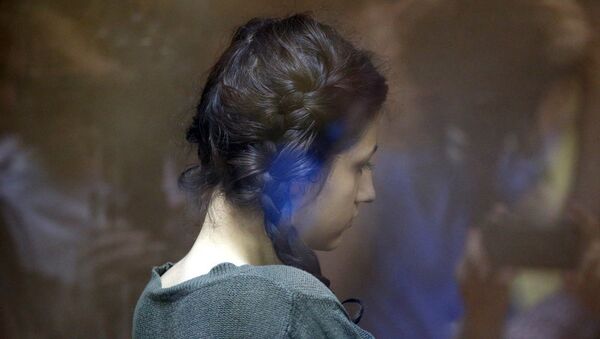 Задержанная по обвинению в убийстве отца 18-летняя Кристина Хачатурян во время избрания меры пресечения в Останкинском суде (30 июля 2018). Москвa - Sputnik Армения