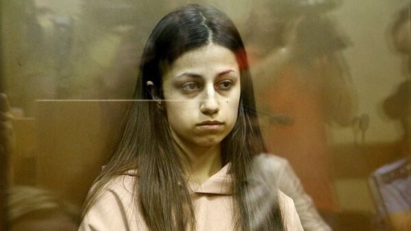 Задержанная по обвинению в убийстве отца 19-летняя Ангелина Хачатурян во время избрания меры пресечения в Останкинском суде (30 июля 2018). Москвa - Sputnik Армения