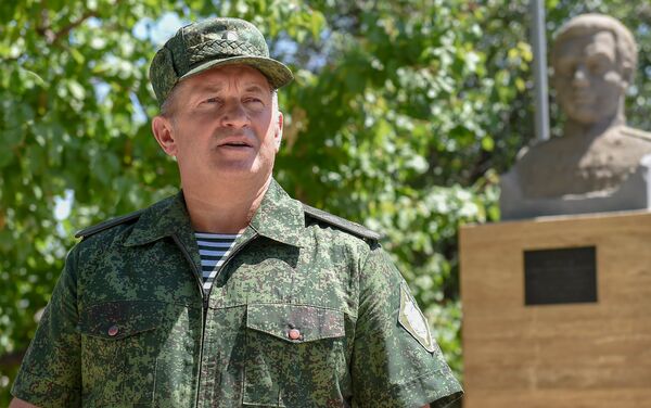 Первый заместитель начальника Пограничного управления ФСБ России в Республике Армения генерал-майор Александр Вахнин во время торжественных мероприятий в честь 70-летия подвига Александра Корякова (2 августа 2018). Арарaт Первый заместитель начальника Пограничного управления ФСБ России в Республике Армения генерал-майор Александр Вахнин во время торжественных мероприятий в честь 70-летия подвига Александра Корякова (2 августа 2018). Арарaт - Sputnik Армения