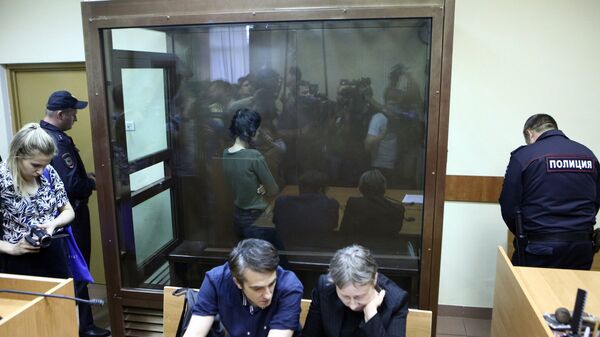 Задержанная по обвинению в убийстве отца 18-летняя Кристина Хачатурян во время избрания меры пресечения в Останкинском суде (30 июля 2018). Москвa - Sputnik Արմենիա