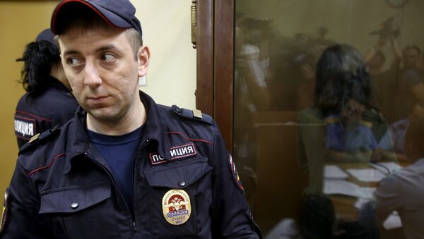 Задержанная по обвинению в убийстве отца 19-летняя Кристина Хачатурян во время рассмотрения ходатайства следствия об ее аресте (2 августа 2018). Москвa - Sputnik Армения