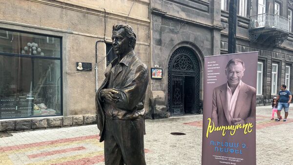 В Гюмри состоялась презентация книги «Игрок» о Кирке Керкоряне - Sputnik Армения