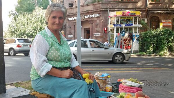 Уличная продавщица - Sputnik Армения