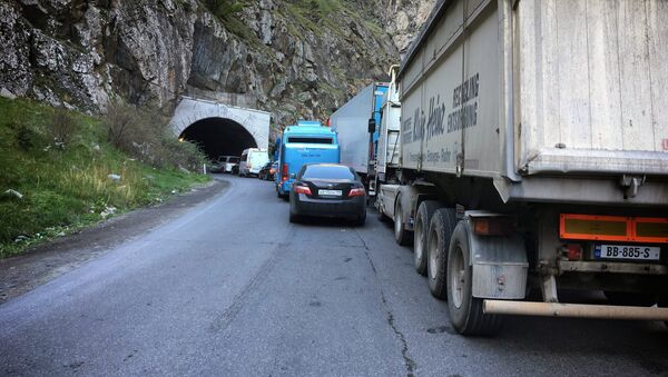 Многокилометровая пробка из автомобилей с российской стороны на границе с Грузией у КПП Верхний Ларс - Sputnik Армения
