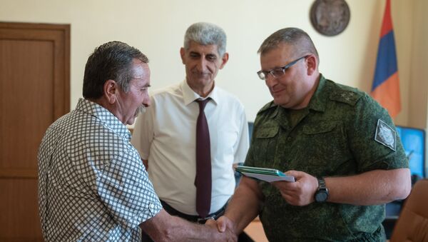 Начальник Арташатского погранотряда, полковник Юрий Урванов вручил медали жителям Араратской области за помощь пограничникам - Sputnik Армения
