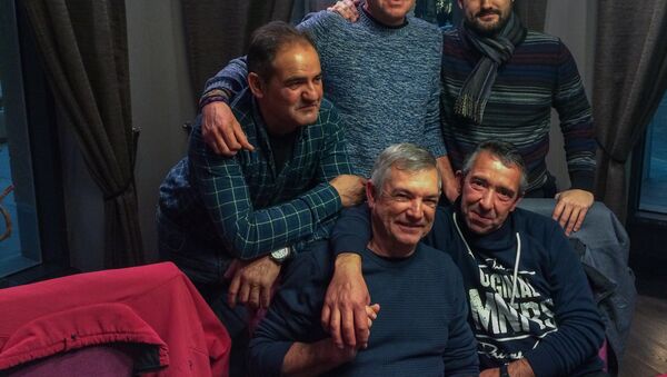 Проживающие в Армении испанцы. Хавьер Петит - ответственный за строительство трассы Норагавит-Арташат и  Хуан-Хосе Лема-Фивес - ответственный по производству бетона (сидят) - Sputnik Արմենիա