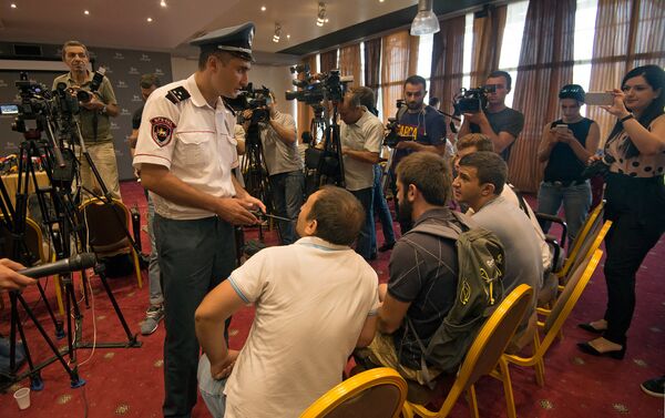 Активисты ворвались в зал, где должна была состояться пресс-конференция Роберта Кочаряна - Sputnik Армения