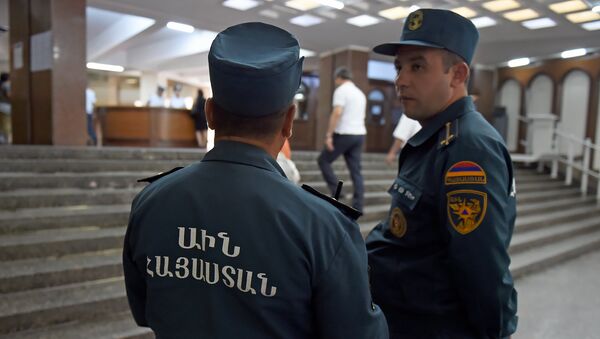 Спасатели МЧС Армении в здание Правительства (15 августа 2018). Еревaн - Sputnik Արմենիա