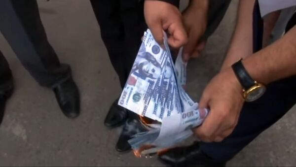 Азербайджанцы сожгли напечатанные на принтере доллары - Sputnik Արմենիա