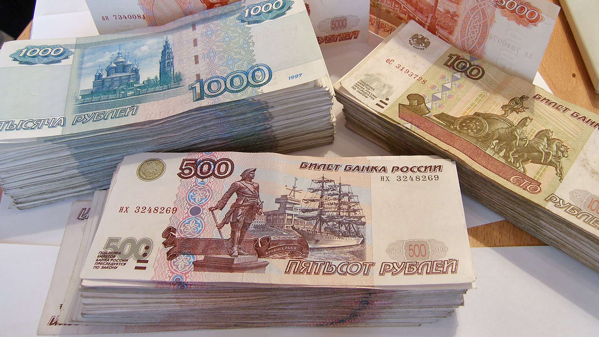 500 в русские рубли. Бумажные деньги. Российские деньги. Много рублей. Деньги бумажные крупные.