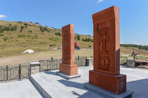 Хачкары перед незаконно построенной часовней около города Раздан Хачкары перед незаконно построенной часовней около города Раздан - Sputnik Արմենիա
