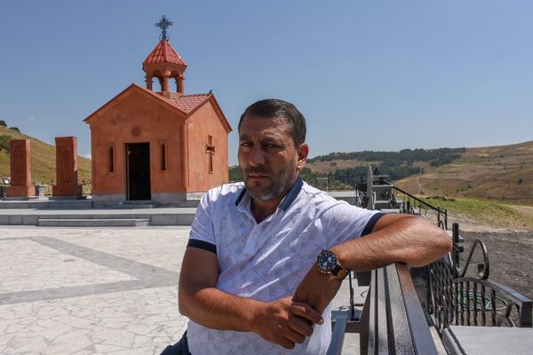 Арсен Аветисян перед часовней около города Раздан Арсен Аветисян перед часовней около города Раздан - Sputnik Արմենիա