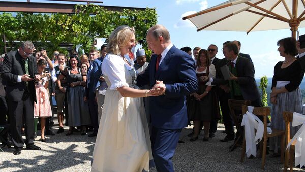 Министр иностранных дел Австрии Карин Кнейсл танцует с Президентом России Владимиром Путиным на собственной свадьбе (18 августа 2018). Гамлиц, Австрия - Sputnik Армения