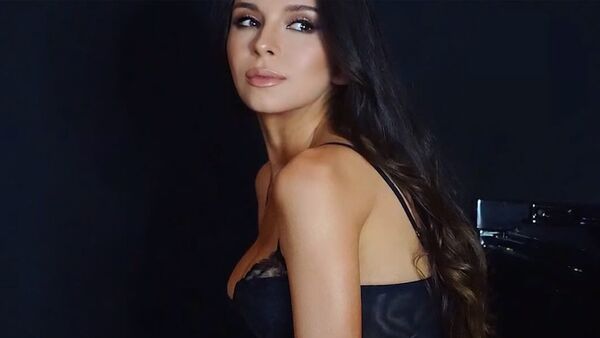 Лола Астанова - самая сексуальная пианистка - Sputnik Армения