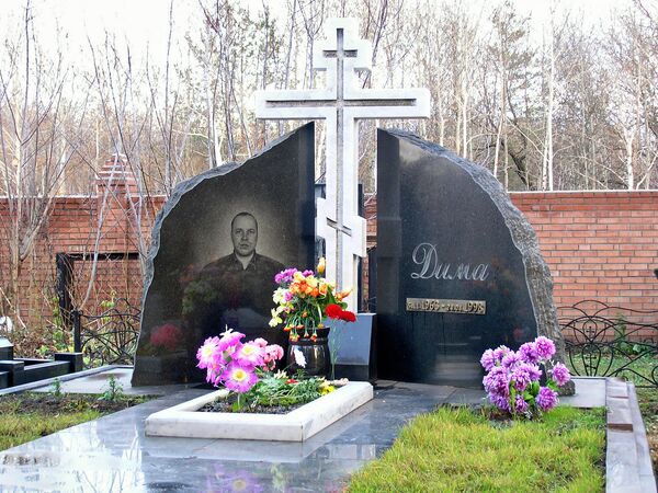 Могила Дмитрия Рузляева в Баныкинском кладбище, Тольятти Могила Дмитрия Рузляева в Баныкинском кладбище, Тольятти - Sputnik Армения