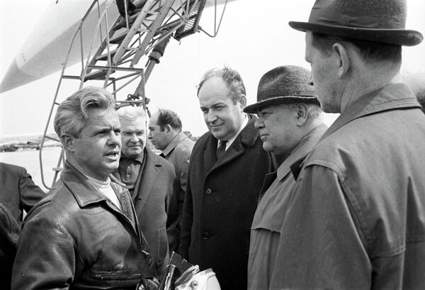 Командир корабля Ту-154 Эдуард Елян (слева) после очередного полета. Третий справа - главный конструктор Алексей Андреевич Туполев. Командир корабля Ту-154 Эдуард Елян (слева) после очередного полета. Третий справа - главный конструктор Алексей Андреевич Туполев. - Sputnik Армения