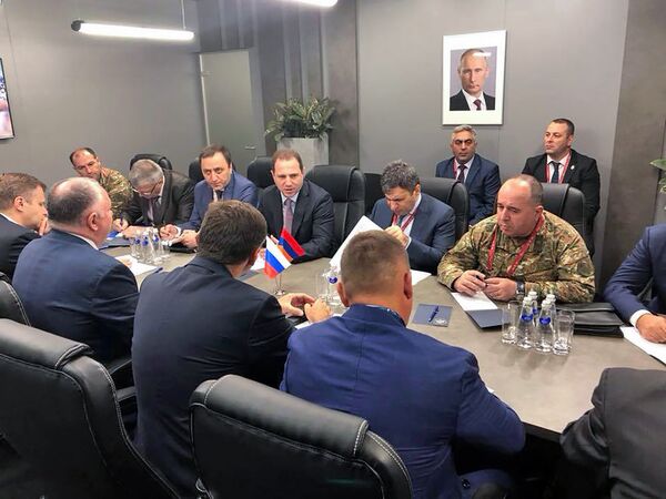 Армянская делегация во главе с министром обороны Давидом Тонояном на встрече с руководством Рособоронэкспорта (21 августа 2018). Москвa Армянская делегация во главе с министром обороны Давидом Тонояном на встрече с руководством Рособоронэкспорта (21 августа 2018). Москвa - Sputnik Армения