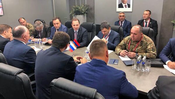 Армянская делегация во главе с министром обороны Давидом Тонояном на встрече с руководством Рособоронэкспорта (21 августа 2018). Москвa - Sputnik Արմենիա