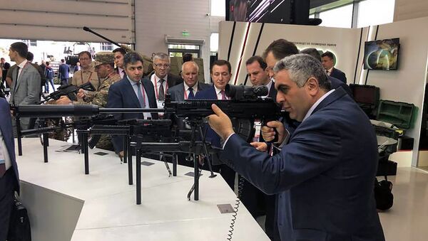 Пресс-секретарь министерства обороны Арцрун Ованнисян рассматривает РПК-16 (21 августа 2018). Москвa - Sputnik Армения