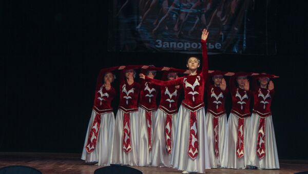 Украинский ансамбль Лилия исполняет армянские народные танцы - Sputnik Արմենիա