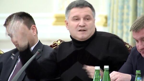 СПУТНИК_Аваков бросил в Саакашвили стакан с водой. Кадры инцидента - Sputnik Армения