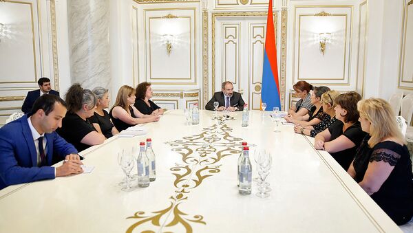 Премьер-министр Армении Никол Пашинян встретился с членами семей военнослужащих, павших во время апрельской войны (21 августа 2018). Еревaн - Sputnik Արմենիա