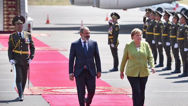 Канцлер Германии Ангела Меркель прибыла в Ереван (24 августа 2018). Аэропорт Звартноц - Sputnik Армения