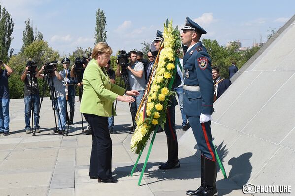 Канцлер Германии Ангела Меркель посетила Цицернакаберд (24 августа 2018). Еревaн - Sputnik Армения