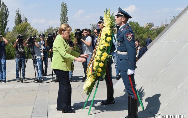 Канцлер Германии Ангела Меркель посетила Цицернакаберд (24 августа 2018). Еревaн Канцлер Германии Ангела Меркель посетила Цицернакаберд (24 августа 2018). Еревaн - Sputnik Армения