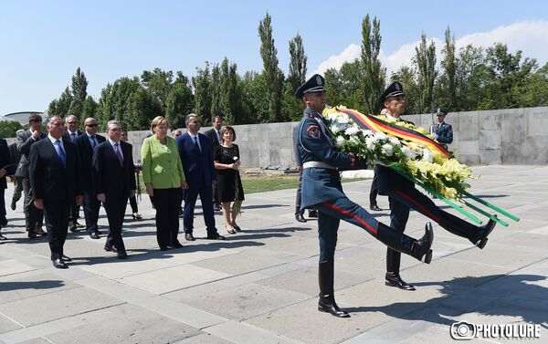 Канцлер Германии Ангела Меркель посетила Цицернакаберд (24 августа 2018). Еревaн Канцлер Германии Ангела Меркель посетила Цицернакаберд (24 августа 2018). Еревaн - Sputnik Армения