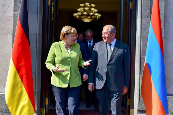 Встреча Президента Армении Армена Саркисяна и канцлера Германии Ангелы Меркель (24 августа 2018). Еревaн Встреча Президента Армении Армена Саркисяна и канцлера Германии Ангелы Меркель (24 августа 2018). Еревaн - Sputnik Армения