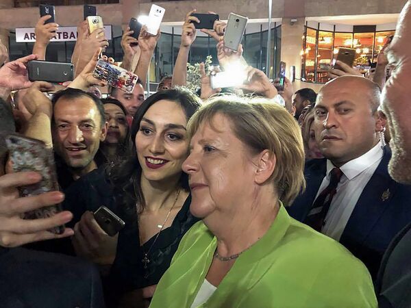 Канцлер Германии Ангела Меркель прогулялась по Еревану с президентом Саркисяном, премьером Пашиняном и Анной Акопян - Sputnik Армения